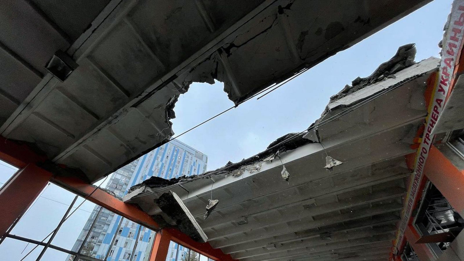 Der Raketenangriffe auf Charkiw gehen weiter. In der vergangenen Nacht wurde eine Sporthalle zerstört.Foto: dpa/Uncredited