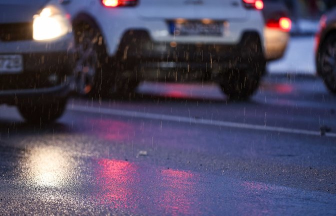 Der Deutsche Wetterdienst warnt vor Glatteis durch gefrierenden Regen.<span class='image-autor'>Foto: dpa/Jan Woitas</span>