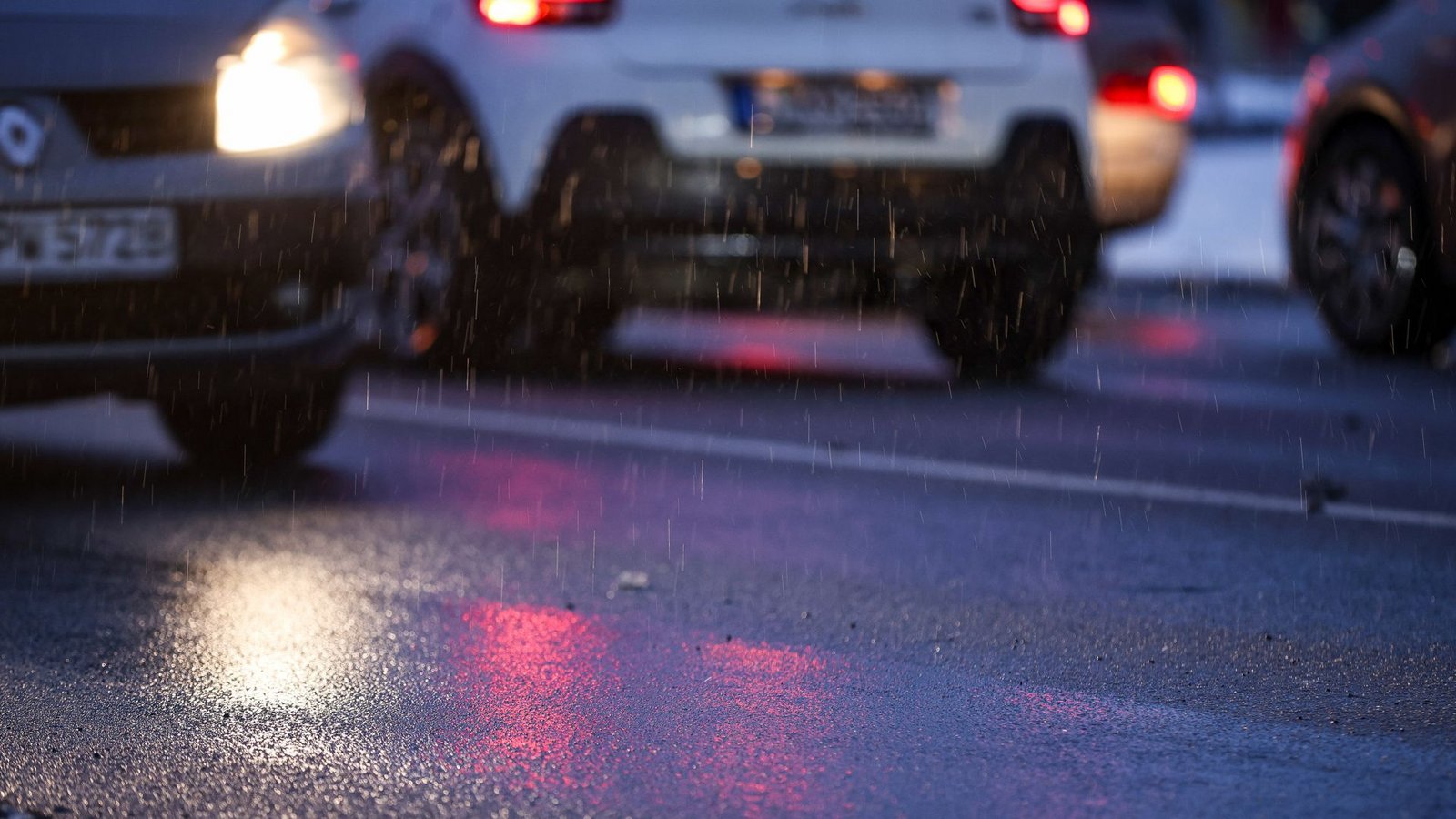 Der Deutsche Wetterdienst warnt vor Glatteis durch gefrierenden Regen.Foto: dpa/Jan Woitas Der Deutsche Wetterdienst warnt vor Glatteis durch gefrierenden Regen.Foto: dpa/Jan Woitas