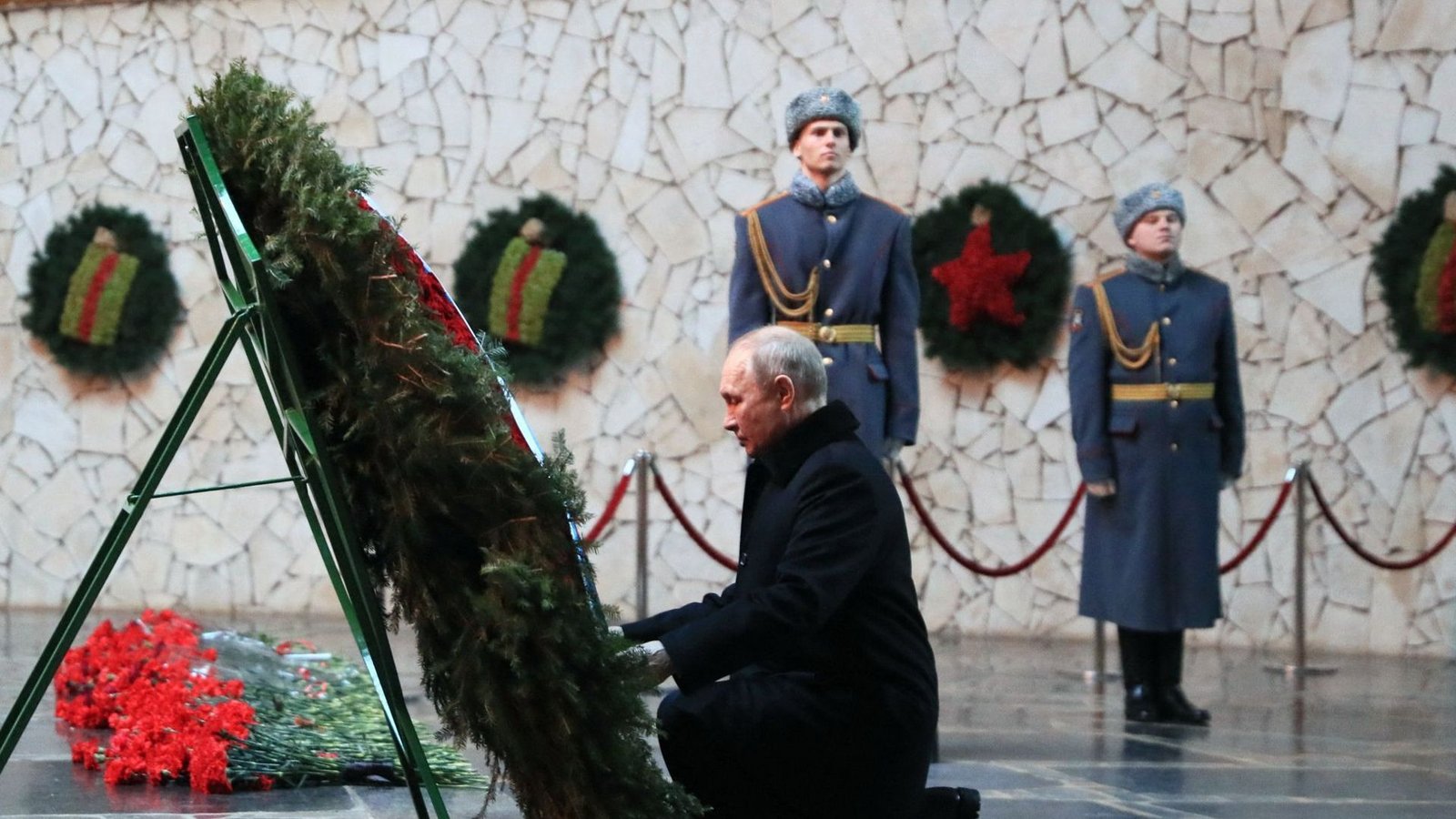 Wladimir bei der Kranzniederlegung in WolgogradFoto: AFP/DMITRY LOBAKIN