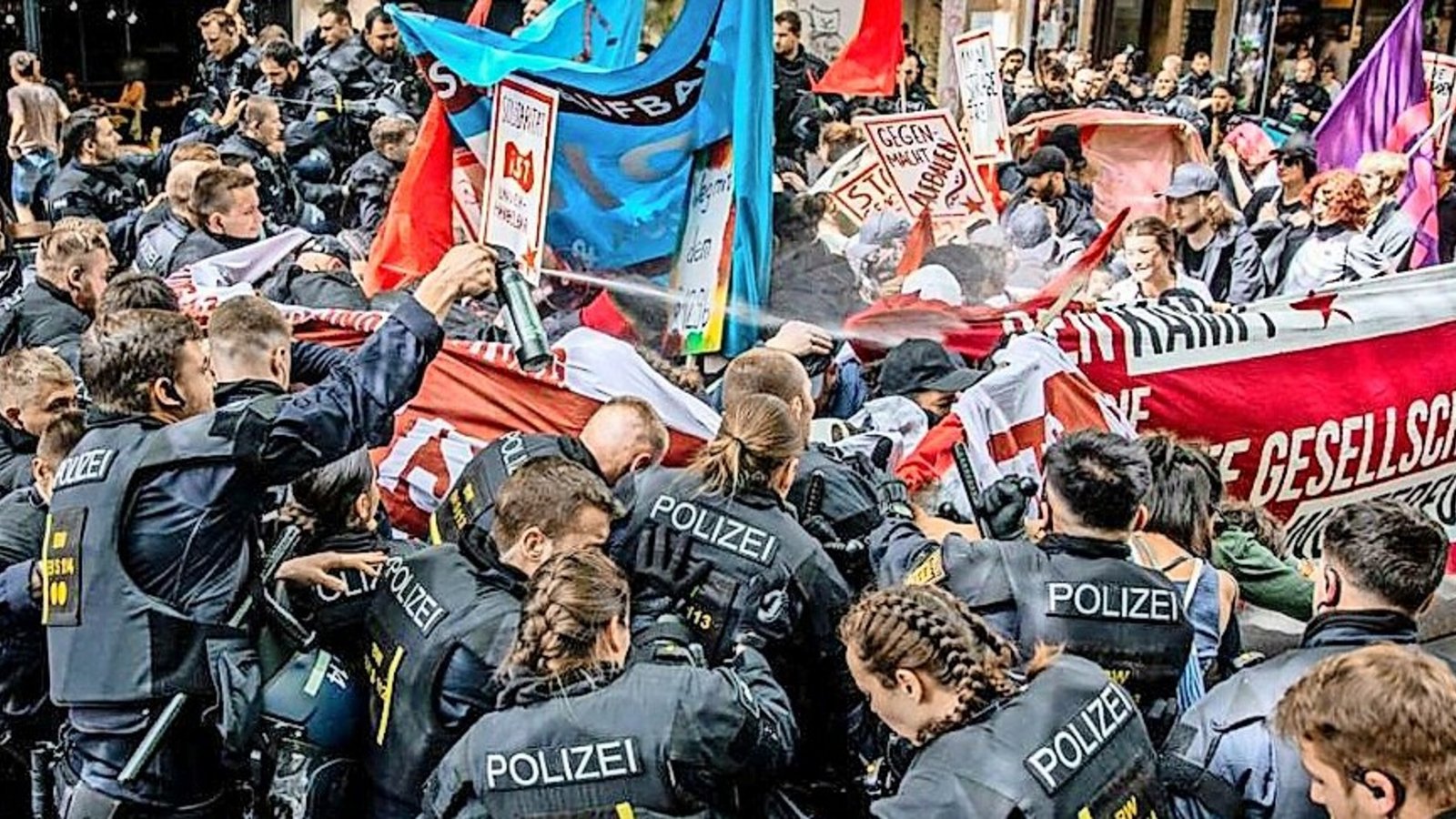 Polizei und Demonstrierende stoßen am 1. Mai 2024 aufeinander.Foto: Christoph Schmidt (Archiv), STZN Polizei und Demonstrierende stoßen am 1. Mai 2024 aufeinander.Foto: Christoph Schmidt (Archiv), STZN