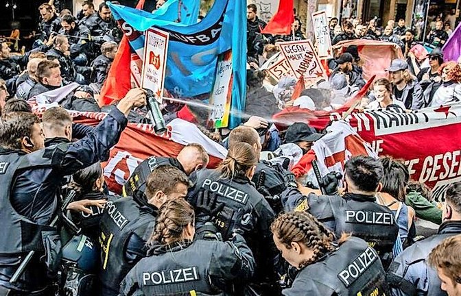 Polizei und Demonstrierende stoßen am 1. Mai 2024 aufeinander.<span class='image-autor'>Foto: Christoph Schmidt (Archiv), STZN</span>