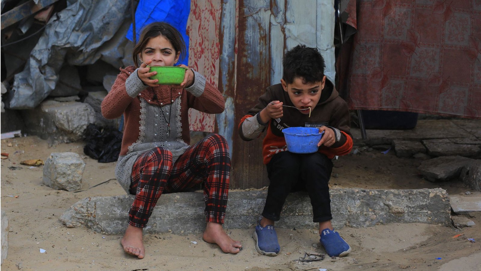 Hier Hungersnot, dort Diamanten? Die Gegensätze im Gazastreifen sind massiv.Foto: AFP/Bashar Taleb Hier Hungersnot, dort Diamanten? Die Gegensätze im Gazastreifen sind massiv.Foto: AFP/Bashar Taleb