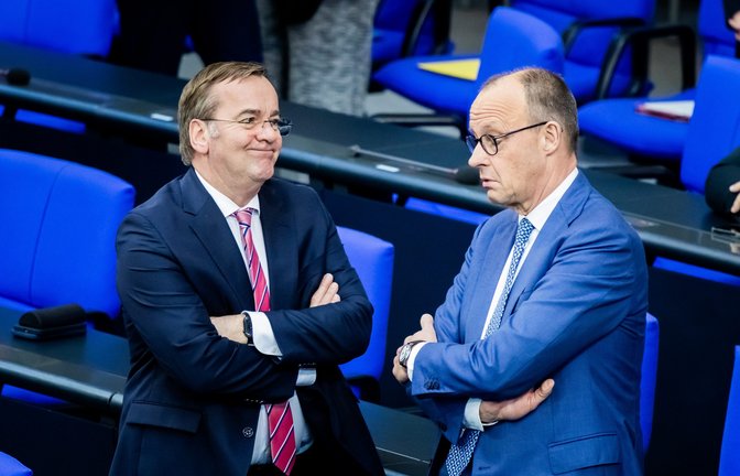 Bundeskanzler Friedrich Merz (CDU, r) und Boris Pistorius (SPD), Bundesminister der Verteidigung, unterhalten sich im Plenum des Deutschen Bundestages.<span class='image-autor'>Foto: picture alliance/dpa | Christoph Soeder</span>