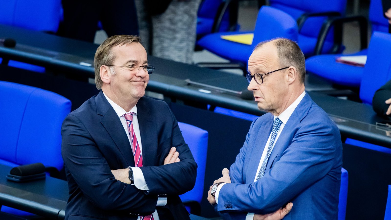 Bundeskanzler Friedrich Merz (CDU, r) und Boris Pistorius (SPD), Bundesminister der Verteidigung, unterhalten sich im Plenum des Deutschen Bundestages.Foto: picture alliance/dpa | Christoph Soeder Bundeskanzler Friedrich Merz (CDU, r) und Boris Pistorius (SPD), Bundesminister der Verteidigung, unterhalten sich im Plenum des Deutschen Bundestages.Foto: picture alliance/dpa | Christoph Soeder