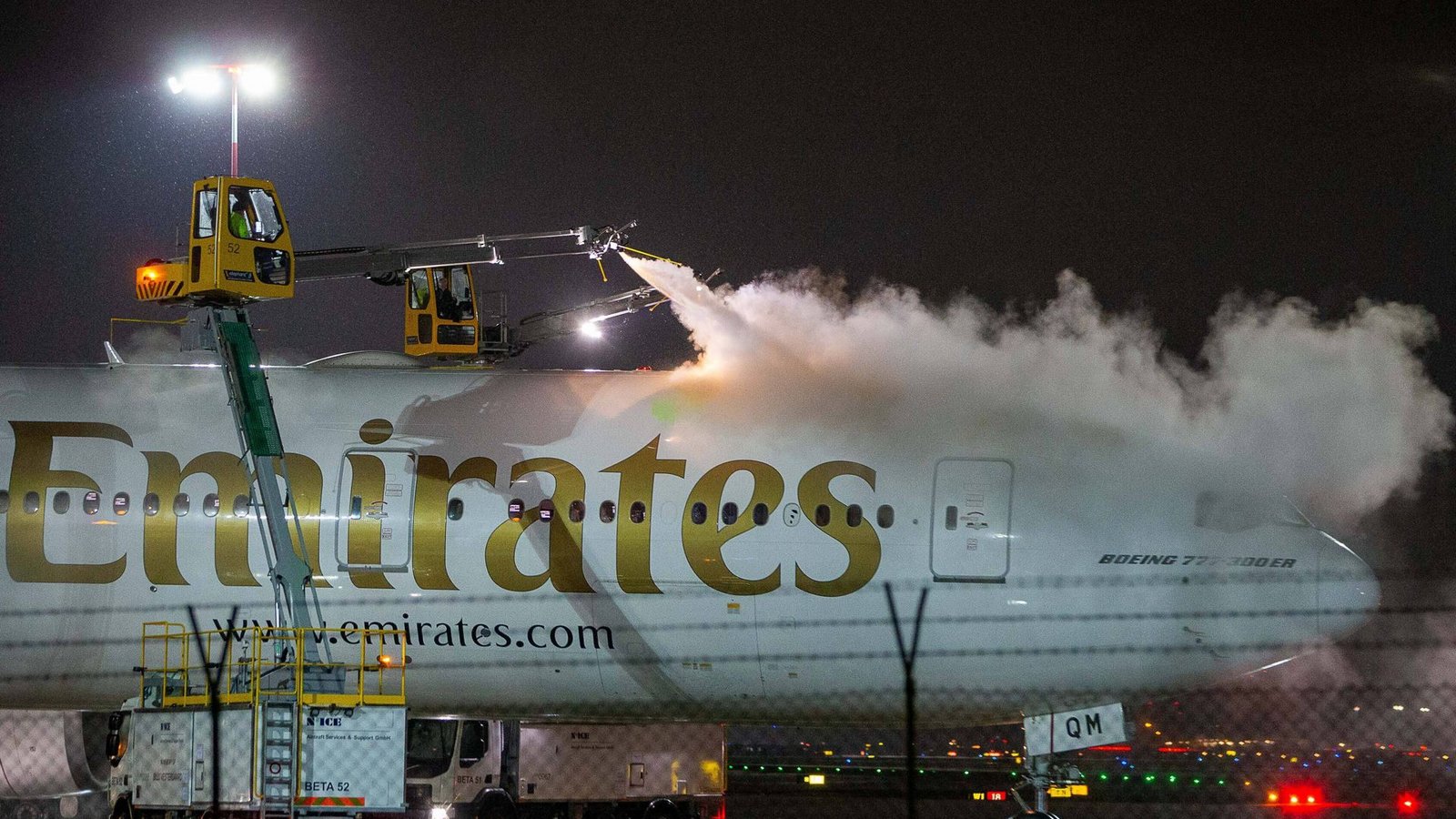 An kalten Tagen werden Flugzeuge mit einem Gemisch aus Glykol, heissem Wasser und verschiedenen Zusatzstoffen je nach Außentemperatur und Wetterverhältnissen besprüht. Dieses Verfahren wird „De-Icing“ (Enteisen) genannt.Foto: Imago/arcel Lorenz An kalten Tagen werden Flugzeuge mit einem Gemisch aus Glykol, heissem Wasser und verschiedenen Zusatzstoffen je nach Außentemperatur und Wetterverhältnissen besprüht. Dieses Verfahren wird „De-Icing“ (Enteisen) genannt.Foto: Imago/arcel Lorenz