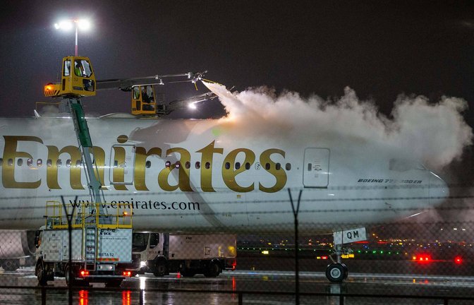 An kalten Tagen werden Flugzeuge mit einem Gemisch aus Glykol, heissem Wasser und verschiedenen Zusatzstoffen  je nach Außentemperatur und Wetterverhältnissen besprüht. Dieses Verfahren wird „De-Icing“ (Enteisen)  genannt.<span class='image-autor'>Foto: Imago/arcel Lorenz</span>