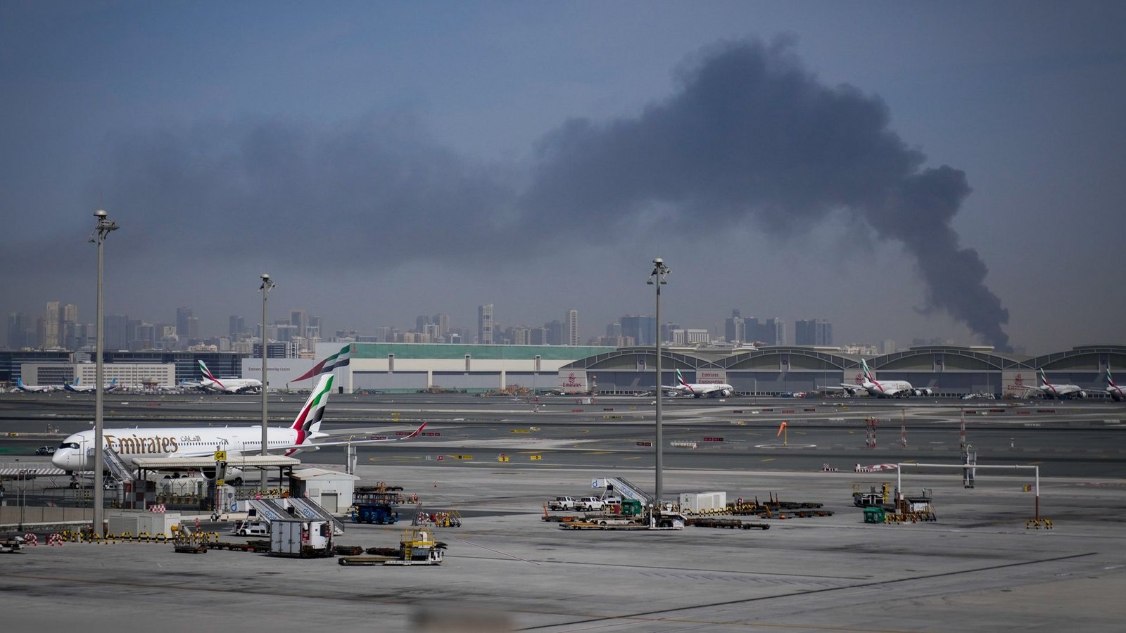 Die Angriffe auf die Golfmetropole sind Teil einer Vergeltungsaktion Teherans. Erfahren Sie alles Wichtige über die Hintergründe und geopolitischen Folgen im Überblick.Foto: Altaf Qadri/AP/dpa Die Angriffe auf die Golfmetropole sind Teil einer Vergeltungsaktion Teherans. Erfahren Sie alles Wichtige über die Hintergründe und geopolitischen Folgen im Überblick.Foto: Altaf Qadri/AP/dpa