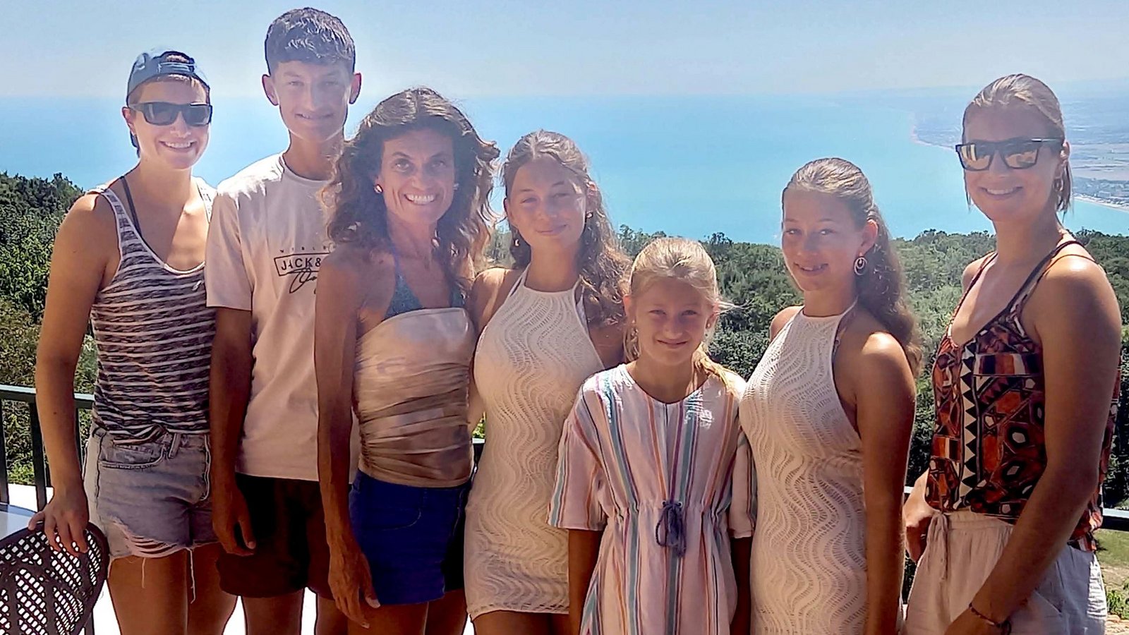 Familienurlaub an der italienischen Adria im Sommer 23: Isabelle Alan (Dritte von links) mit ihren Kindern Dünya, Evren, Sinem, Irem, Gizem und Canay (von links).Foto: Familienurlaub an der italienischen Adria im Sommer 23: Isabelle Alan (Dritte von links) mit ihren Kindern Dünya, Evren, Sinem, Irem, Gizem und Canay (von links).Foto: 