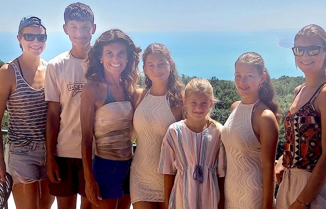 Familienurlaub an der italienischen Adria im Sommer 23: Isabelle Alan (Dritte von links) mit ihren Kindern Dünya, Evren,  Sinem, Irem, Gizem und Canay  (von links).<span class='image-autor'>Foto: &nbsp;</span>