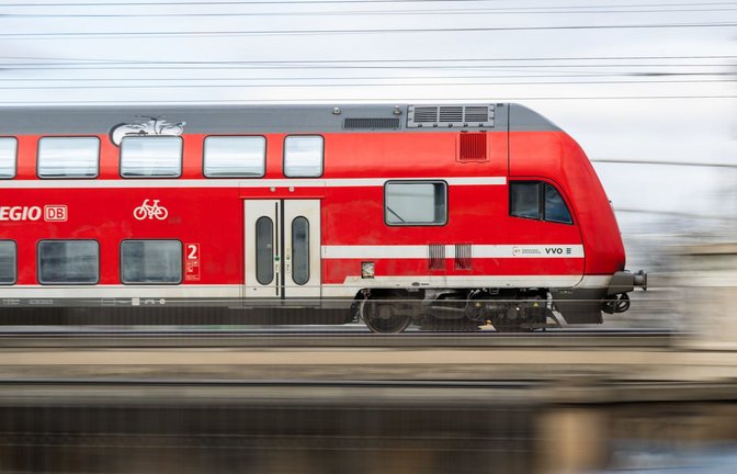 Der Mann, wegen dem der Lokführer bremsen musste, soll verwirrt gewesen sein. (Symbolfoto)<span class='image-autor'>Foto: dpa/Robert Michael</span>