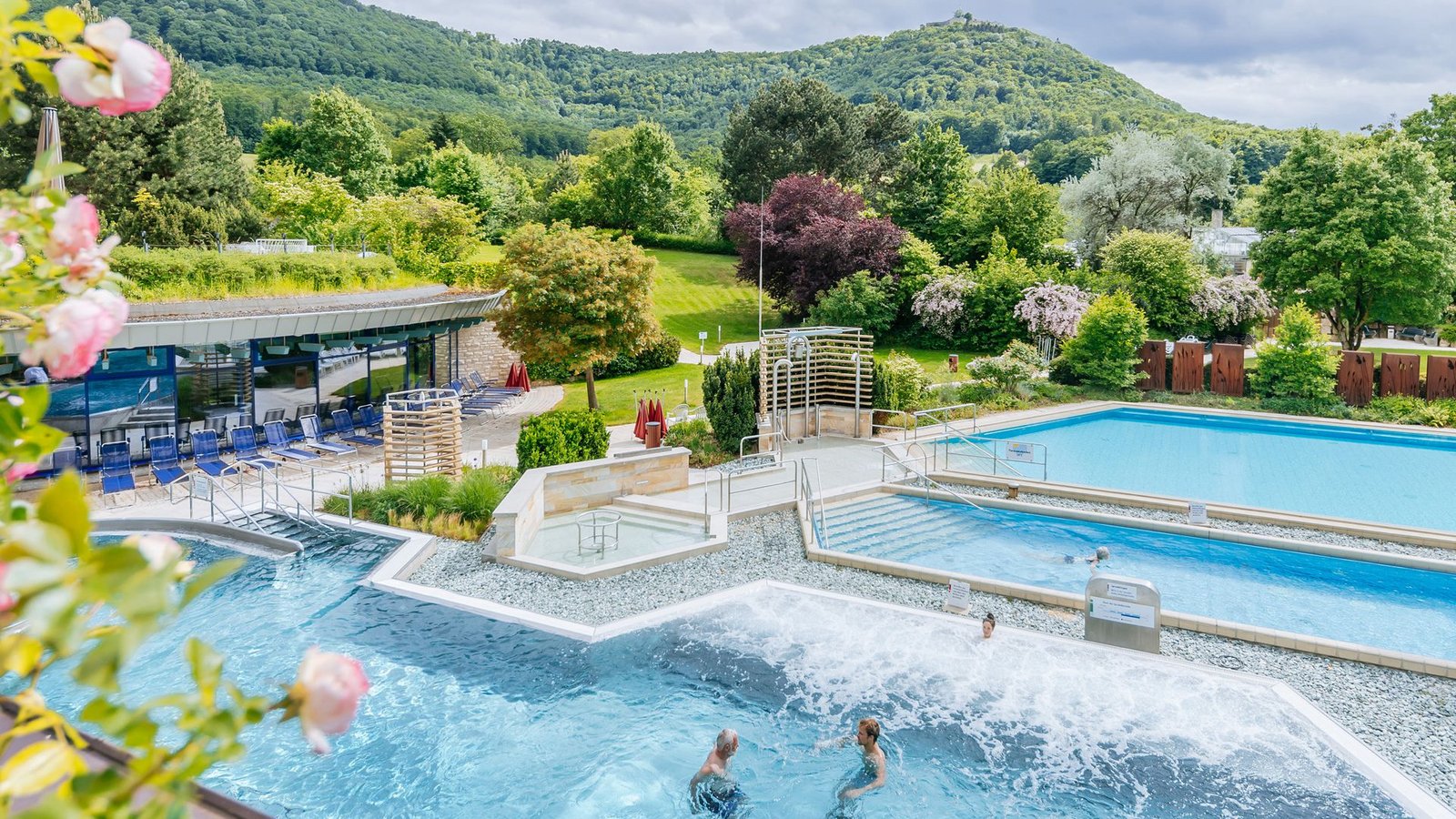 Mit Blick auf die Schwäbische Alb: Die Panorama Therme in Beuren.Foto: Thomas Niedermüller Mit Blick auf die Schwäbische Alb: Die Panorama Therme in Beuren.Foto: Thomas Niedermüller