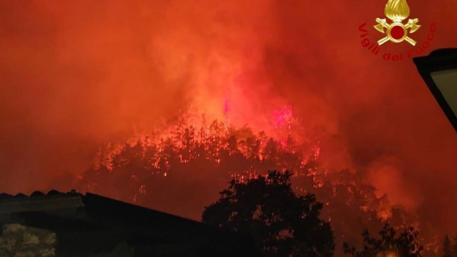 Waldbrand am Gardasee.--/Vigili del Fuoco/dpa