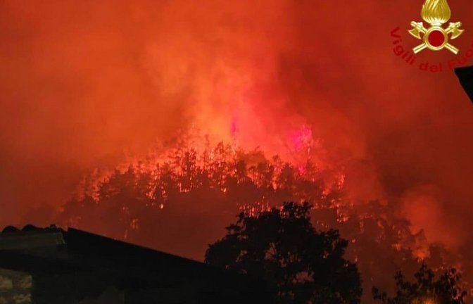 Waldbrand am Gardasee.<span class='image-autor'>--/Vigili del Fuoco/dpa</span>