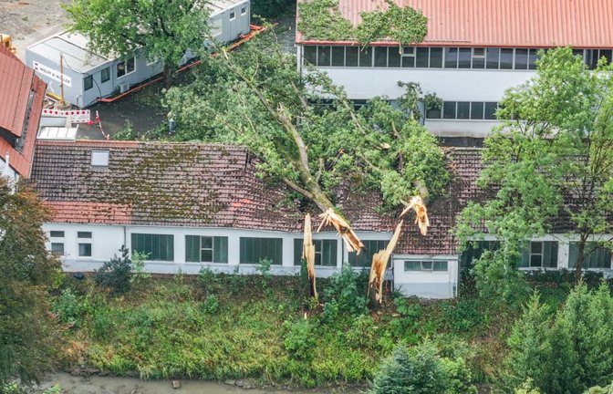 Unwetter in Baden-Württemberg - in Oppenweiler fielen mehrere Bäume auf das Dach eines Firmengebäudes.<span class='image-autor'>Jason Tschepljakow/dpa</span>