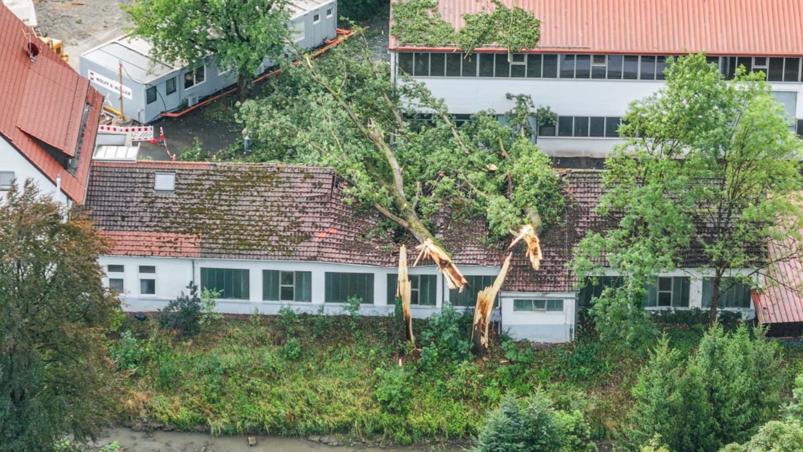 Unwetter in Baden-Württemberg - in Oppenweiler fielen mehrere Bäume auf das Dach eines Firmengebäudes.Jason Tschepljakow/dpa Unwetter in Baden-Württemberg - in Oppenweiler fielen mehrere Bäume auf das Dach eines Firmengebäudes.Jason Tschepljakow/dpa