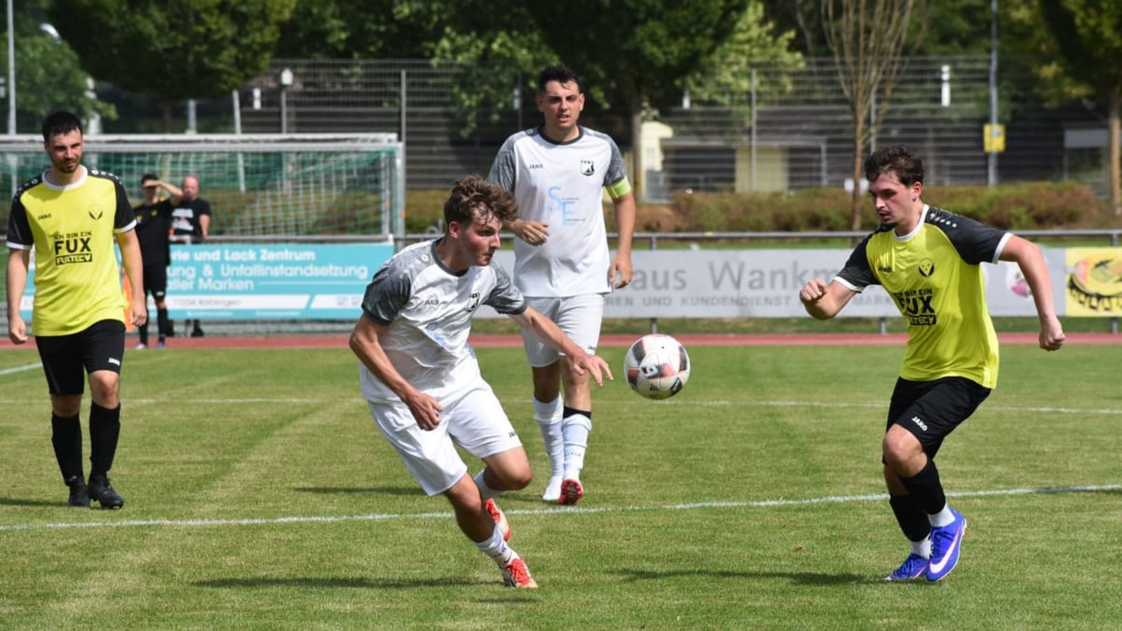 Der TSV Dagersheim II (in Weiß) und die SpVgg Aidlingen II (in Gelb) hatten in der Nachspielzeit jeweils eine Riesenchance, doch noch als Sieger vom Platz zu gehen.Michael Schwartz Der TSV Dagersheim II (in Weiß) und die SpVgg Aidlingen II (in Gelb) hatten in der Nachspielzeit jeweils eine Riesenchance, doch noch als Sieger vom Platz zu gehen.Michael Schwartz