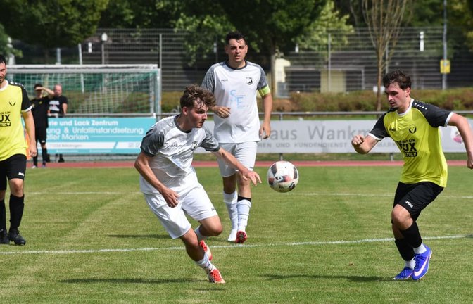 Der TSV Dagersheim II (in Weiß) und die SpVgg Aidlingen II (in Gelb) hatten in der Nachspielzeit jeweils eine Riesenchance, doch noch als Sieger vom Platz zu gehen.<span class='image-autor'>Michael Schwartz</span>