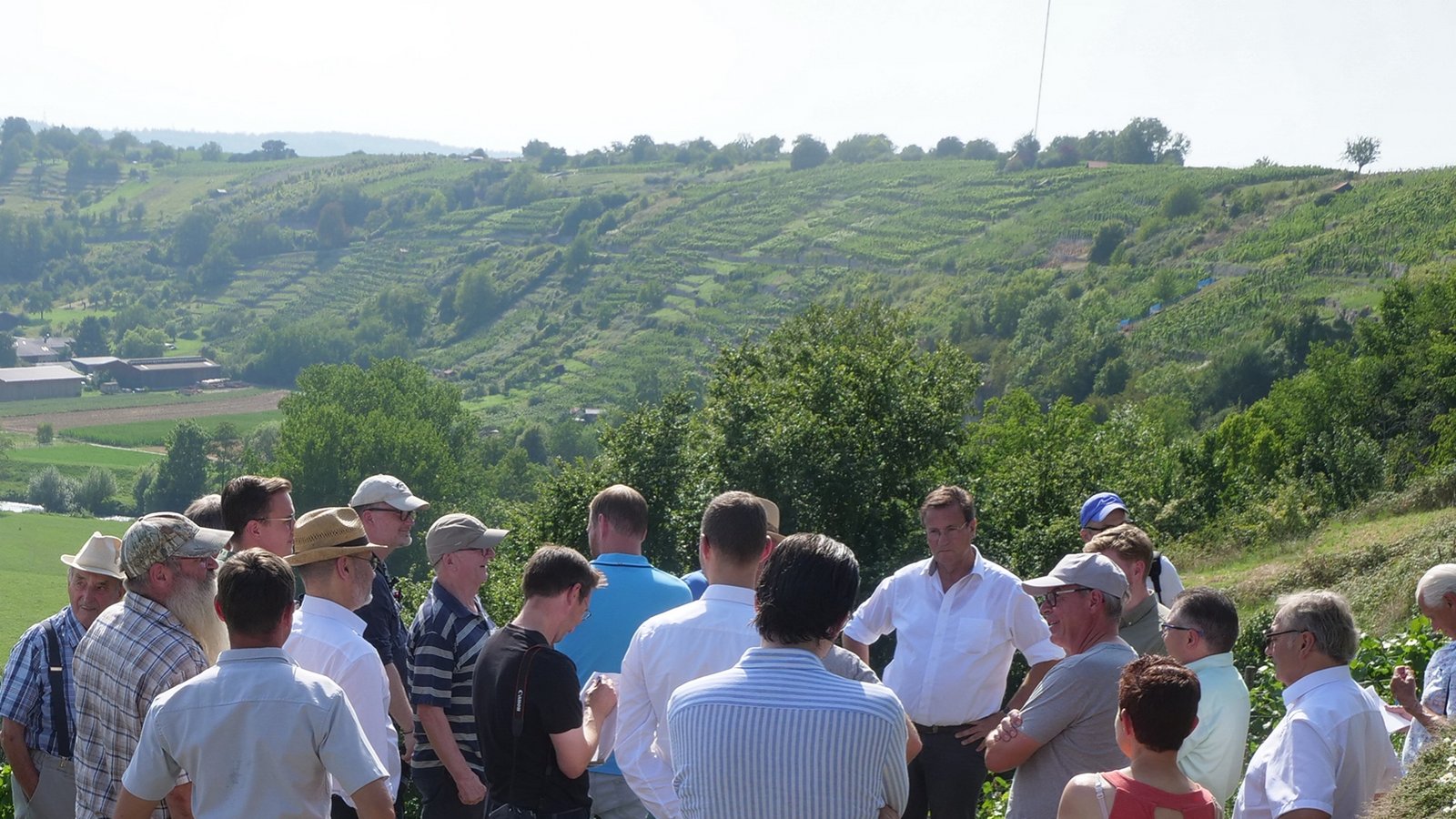 In den Weinbergen schildern die Teilnehmer ihre Sicht bei freiem Ausblick auf immer weiter zuwachsende Abschnitte. Fotos: Friedrich