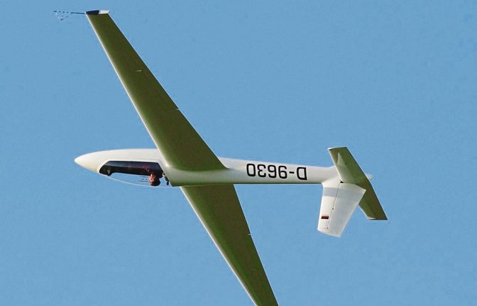 Mit rund 270 Kilometern pro Stunde jagt Eberhard Holl im Rückenflug durch die Luft.  Foto: privat