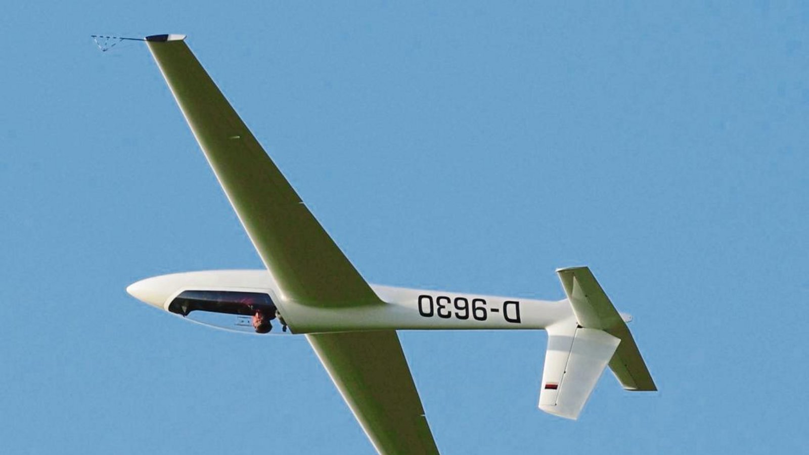 Mit rund 270 Kilometern pro Stunde jagt Eberhard Holl im Rückenflug durch die Luft.  Foto: privat