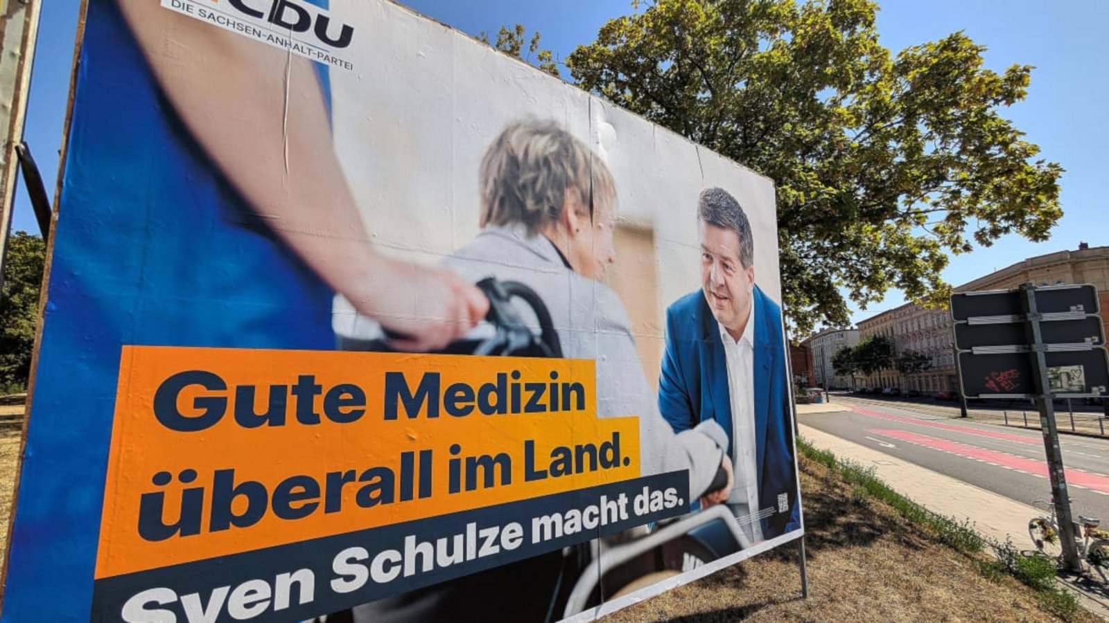 Wahlplakat zur Landtagswahl von Sven Schulze in Halle: Hir sitzt die ältere Dame noch im Rollstuhl.Imago/dts Nachrichtenagentur