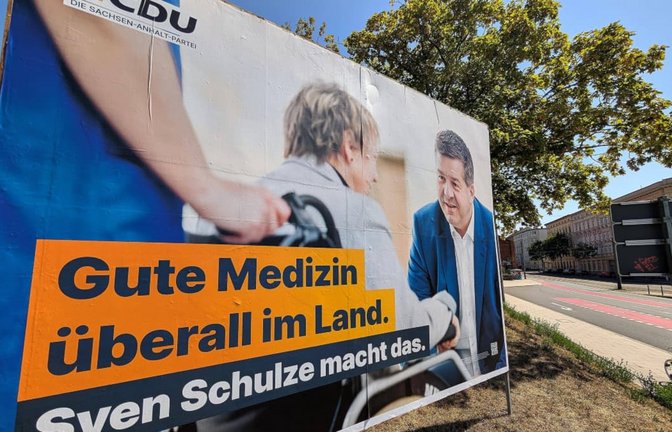 Wahlplakat zur Landtagswahl von Sven Schulze in Halle: Hir sitzt die ältere Dame noch im Rollstuhl.<span class='image-autor'>Imago/dts Nachrichtenagentur</span>