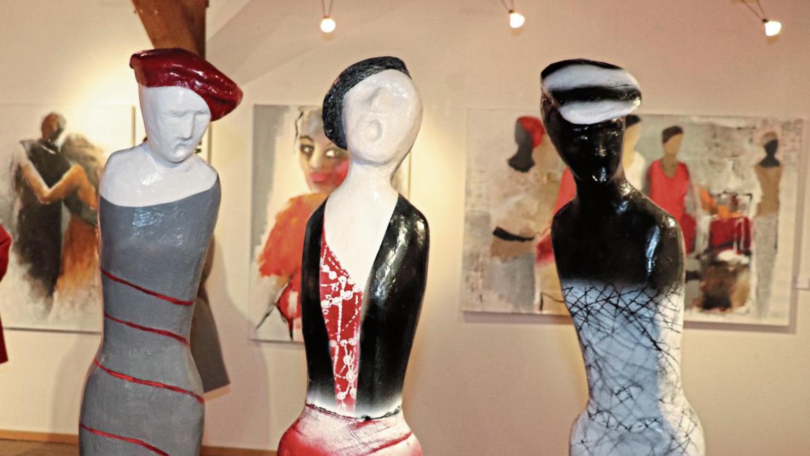 Die Künstlerinnen bieten mit ihrer gemeinsamen Ausstellung in Hochdorf spannende Augenblicke und Begegnungen.  Fotos: Gergen
