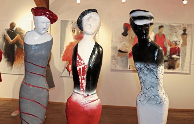 Die Künstlerinnen bieten mit ihrer gemeinsamen Ausstellung in Hochdorf spannende Augenblicke und Begegnungen.  Fotos: Gergen