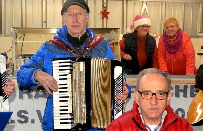 Die Band vor dem ASV-Verkaufswagen. <span class='image-autor'>Foto: Stahlfeld</span>