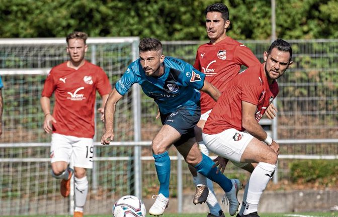 Spetim Muzliukaj (Zweiter von links) tritt kürzer und wechselt vom Oberligisten FSV 08 Bissingen zum Bezirksligisten Drita Kosova Kornwestheim. Foto: Baumann