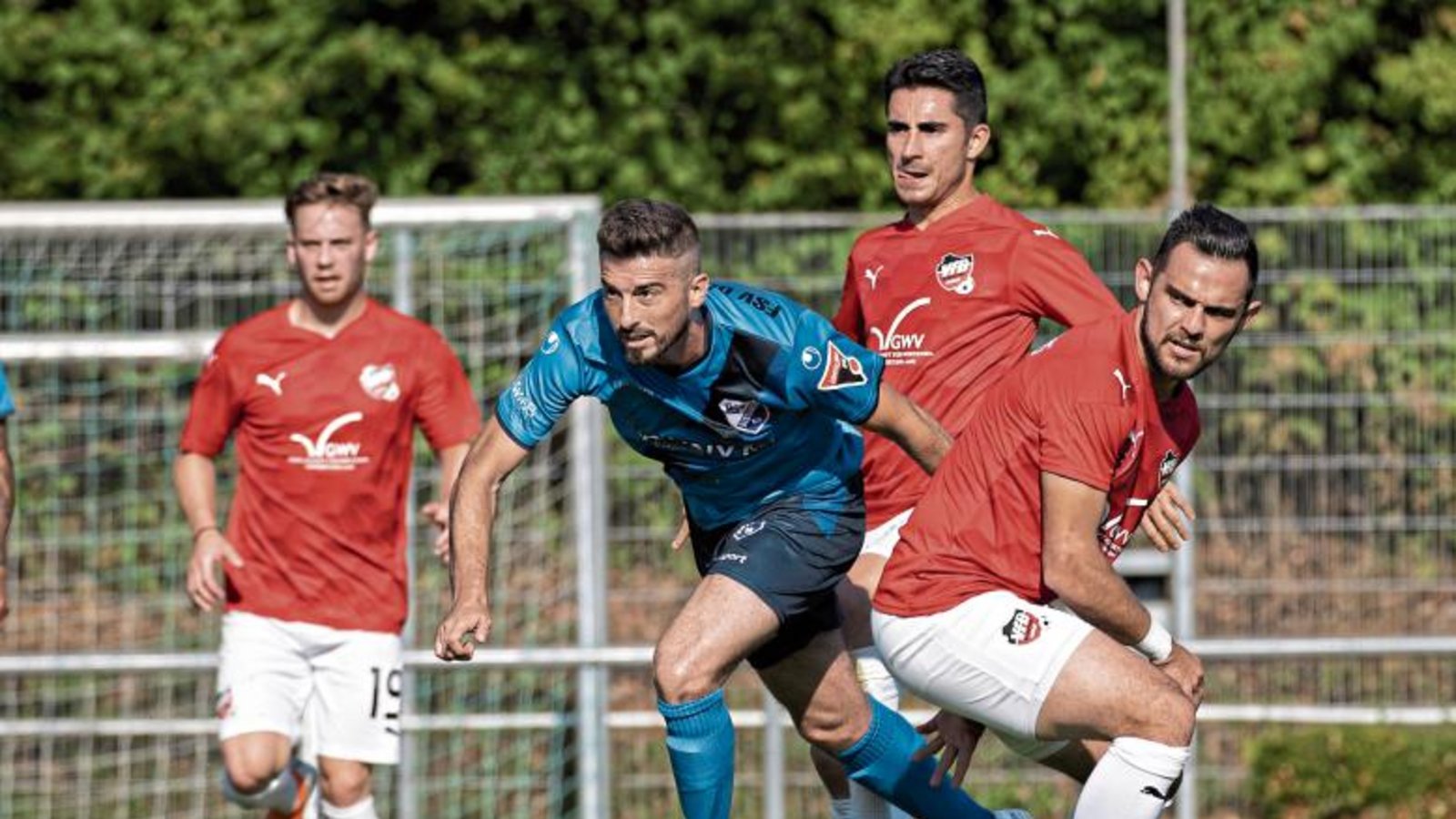 Spetim Muzliukaj (Zweiter von links) tritt kürzer und wechselt vom Oberligisten FSV 08 Bissingen zum Bezirksligisten Drita Kosova Kornwestheim. Foto: Baumann Spetim Muzliukaj (Zweiter von links) tritt kürzer und wechselt vom Oberligisten FSV 08 Bissingen zum Bezirksligisten Drita Kosova Kornwestheim. Foto: Baumann