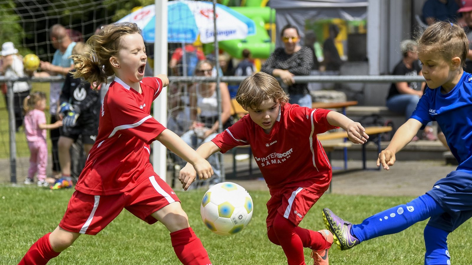 Beim Spieltag der F-Jugendlichen in Großglattbach geht es im Spiel der Gastgeber (in Rot) gegen den SV Illingen mächtig zur Sache. Foto: Leitner Beim Spieltag der F-Jugendlichen in Großglattbach geht es im Spiel der Gastgeber (in Rot) gegen den SV Illingen mächtig zur Sache. Foto: Leitner