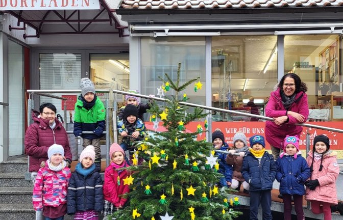 Der Dorfladen in Enzweihingen hatte Besuch von den Maxi-Kindern des katholischen Kindergartens Enzweihingen. „Sie haben mit vollem Elan unseren Weihnachtsbaum mit selbstgebasteltem Weihnachtsschmuck dekoriert“, heißt es zum Foto erfreut vom Dorfladen-Team. <span class='image-autor'>Foto: p</span>
