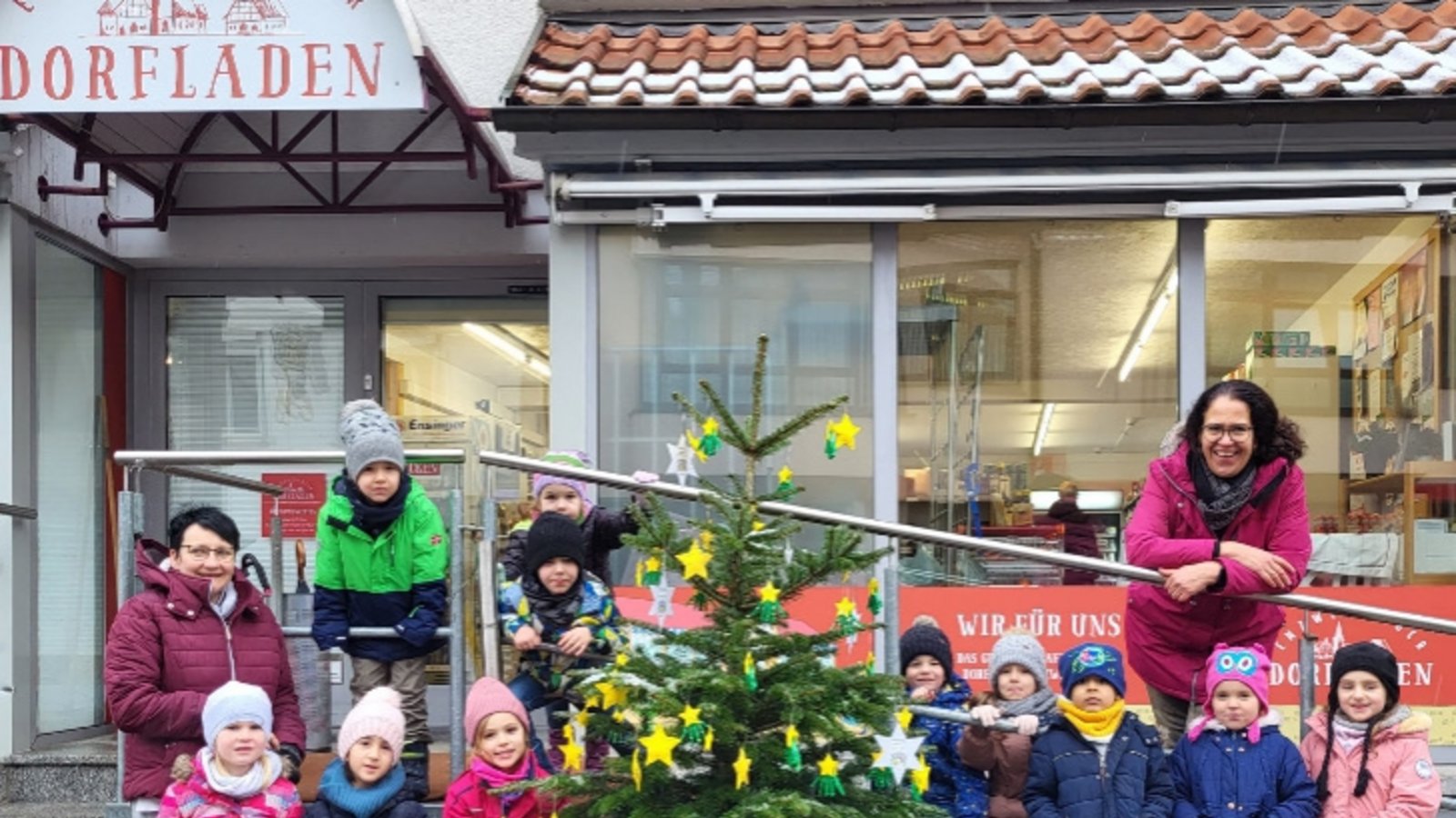 Der Dorfladen in Enzweihingen hatte Besuch von den Maxi-Kindern des katholischen Kindergartens Enzweihingen. „Sie haben mit vollem Elan unseren Weihnachtsbaum mit selbstgebasteltem Weihnachtsschmuck dekoriert“, heißt es zum Foto erfreut vom Dorfladen-Team. Foto: p Der Dorfladen in Enzweihingen hatte Besuch von den Maxi-Kindern des katholischen Kindergartens Enzweihingen. „Sie haben mit vollem Elan unseren Weihnachtsbaum mit selbstgebasteltem Weihnachtsschmuck dekoriert“, heißt es zum Foto erfreut vom Dorfladen-Team. Foto: p
