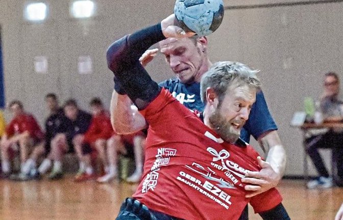 Matthias Schwarz weiß seinen Körper geschickt einzusetzen. Bei der Niederlage in Bönnigheim war der Kreisläufer so mit zehn Treffern der erfolgreichste Torschütze des HCME. Foto: Leitner