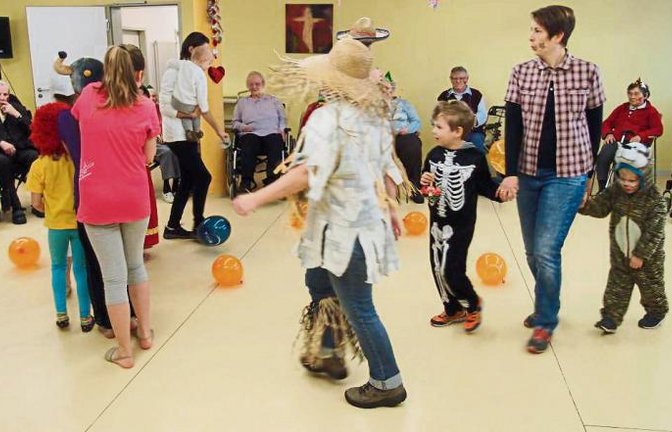 Turnzwerge und Wettkampfgymnastinnen des Turnvereins bieten ein Programm.  Foto: p