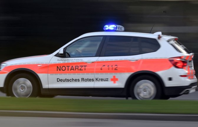 Ein Notarztfahrzeug fährt mit Sondersignal.<span class='image-autor'>Patrick Seeger/dpa</span>