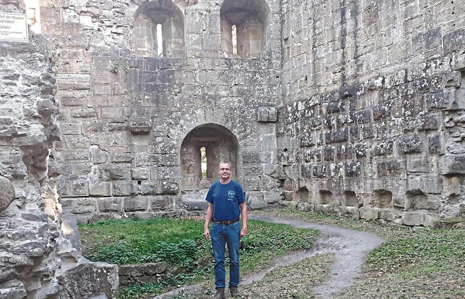 Stefan Weber und seine Mitstreiter setzen sich für den Erhalt der Burgruine ein.  Foto: Glemser
