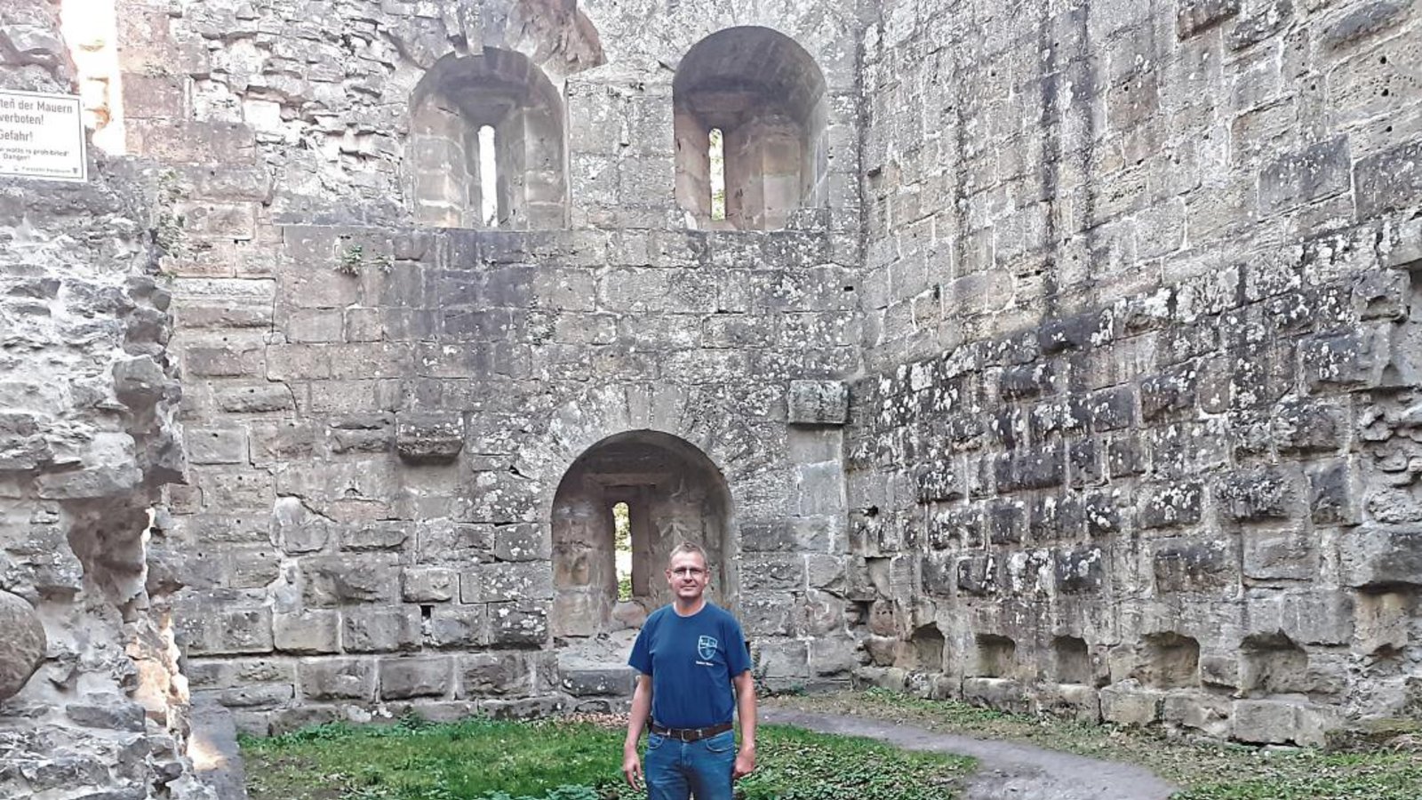 Stefan Weber und seine Mitstreiter setzen sich für den Erhalt der Burgruine ein.  Foto: Glemser