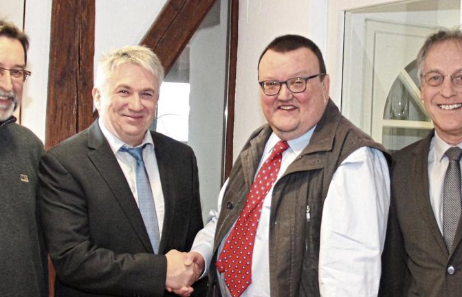Rolf Regener, Vorsitzender des Diakonischen Bezirksausschusses, Michael Marek, Geschäftsführer der Diakonischen Bezirksstelle, VKZ-Redaktionsleiter Uwe Bögel und Dekan Reiner Zeyer (von links) freuen sich über die erfolgreiche Spendenaktion. Fotos: p/Romanoswski