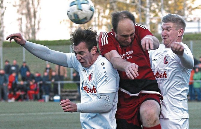 Andreas Geiger, Großglattbachs Torschütze zum 3:3, wird von Christian Scharf (links) und Maximilian Dettinger in die Zange genommen. Foto: Küppers
