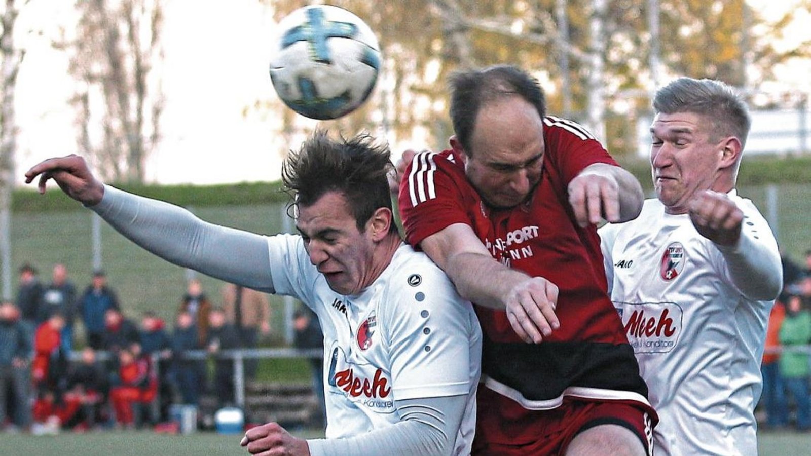 Andreas Geiger, Großglattbachs Torschütze zum 3:3, wird von Christian Scharf (links) und Maximilian Dettinger in die Zange genommen. Foto: Küppers Andreas Geiger, Großglattbachs Torschütze zum 3:3, wird von Christian Scharf (links) und Maximilian Dettinger in die Zange genommen. Foto: Küppers