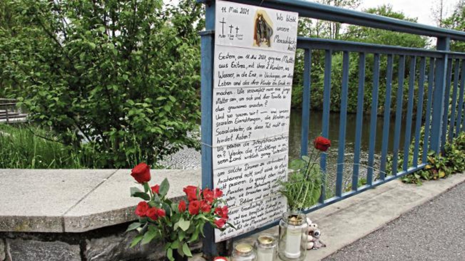 Stilles Gedenken an der Vaihinger Enzbrücke für die Mutter und ihre beiden Töchter, die am Dienstag aus der Enz geborgen werden mussten. Die Toten sollen nach Auskunft der Polizei in den kommenden Tagen obduziert werden. Foto: Banholzer Stilles Gedenken an der Vaihinger Enzbrücke für die Mutter und ihre beiden Töchter, die am Dienstag aus der Enz geborgen werden mussten. Die Toten sollen nach Auskunft der Polizei in den kommenden Tagen obduziert werden. Foto: Banholzer