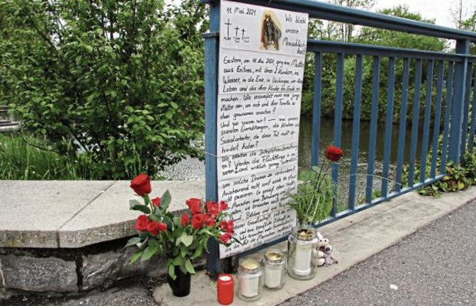 Stilles Gedenken an der Vaihinger Enzbrücke für die Mutter und ihre beiden Töchter, die am Dienstag aus der Enz geborgen werden mussten. Die Toten sollen nach Auskunft der Polizei in den kommenden Tagen obduziert werden. Foto: Banholzer