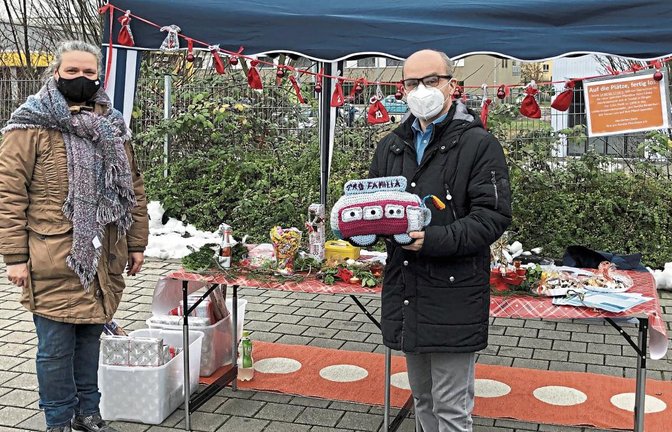 Kerstin Hasel von der Sozialpädagogischen Familienhilfe und Bürgermeister Harald Eiberger hoffen auf viele Spenden zugunsten der Kinder. Foto: p