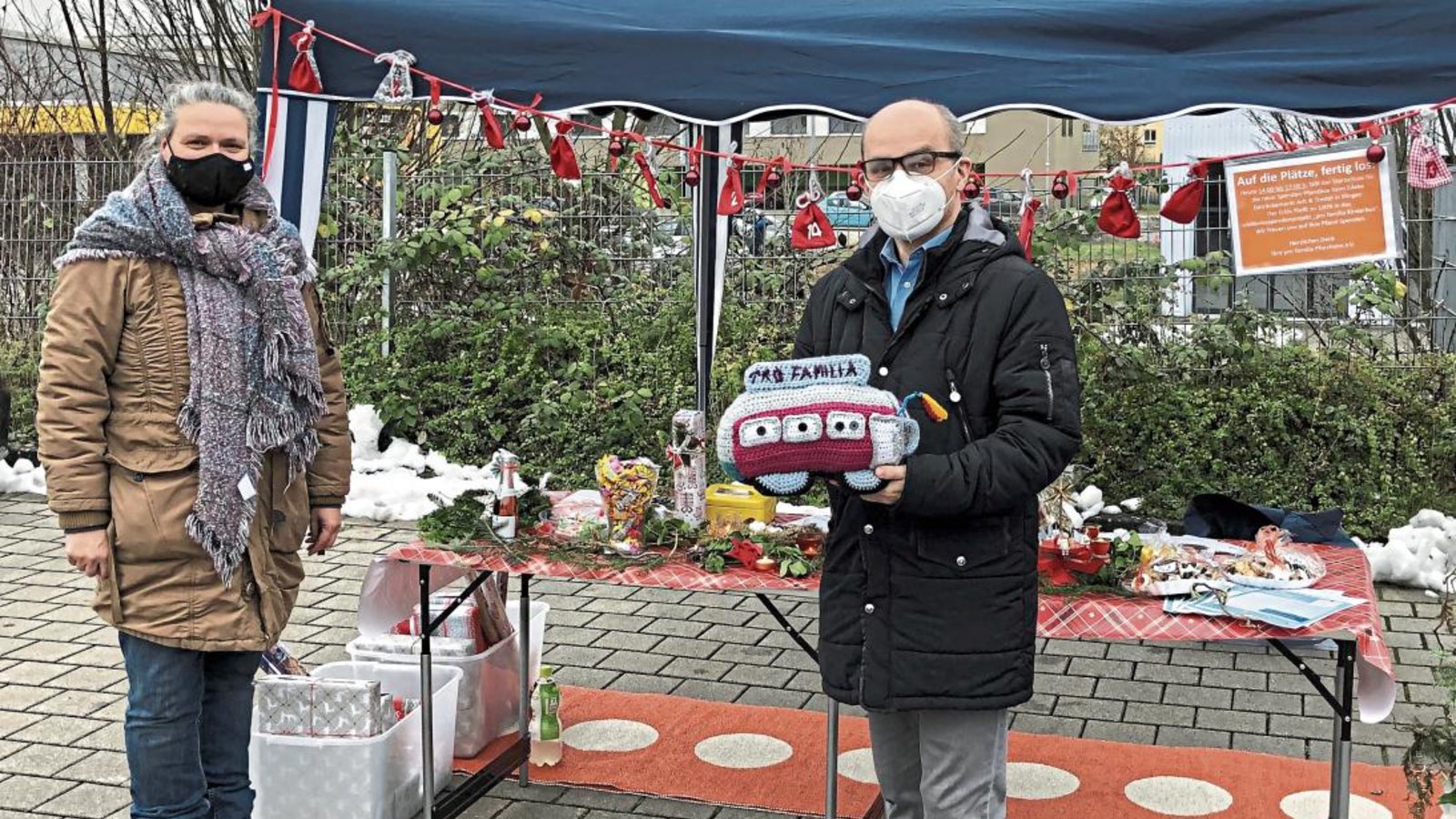 Kerstin Hasel von der Sozialpädagogischen Familienhilfe und Bürgermeister Harald Eiberger hoffen auf viele Spenden zugunsten der Kinder. Foto: p Kerstin Hasel von der Sozialpädagogischen Familienhilfe und Bürgermeister Harald Eiberger hoffen auf viele Spenden zugunsten der Kinder. Foto: p