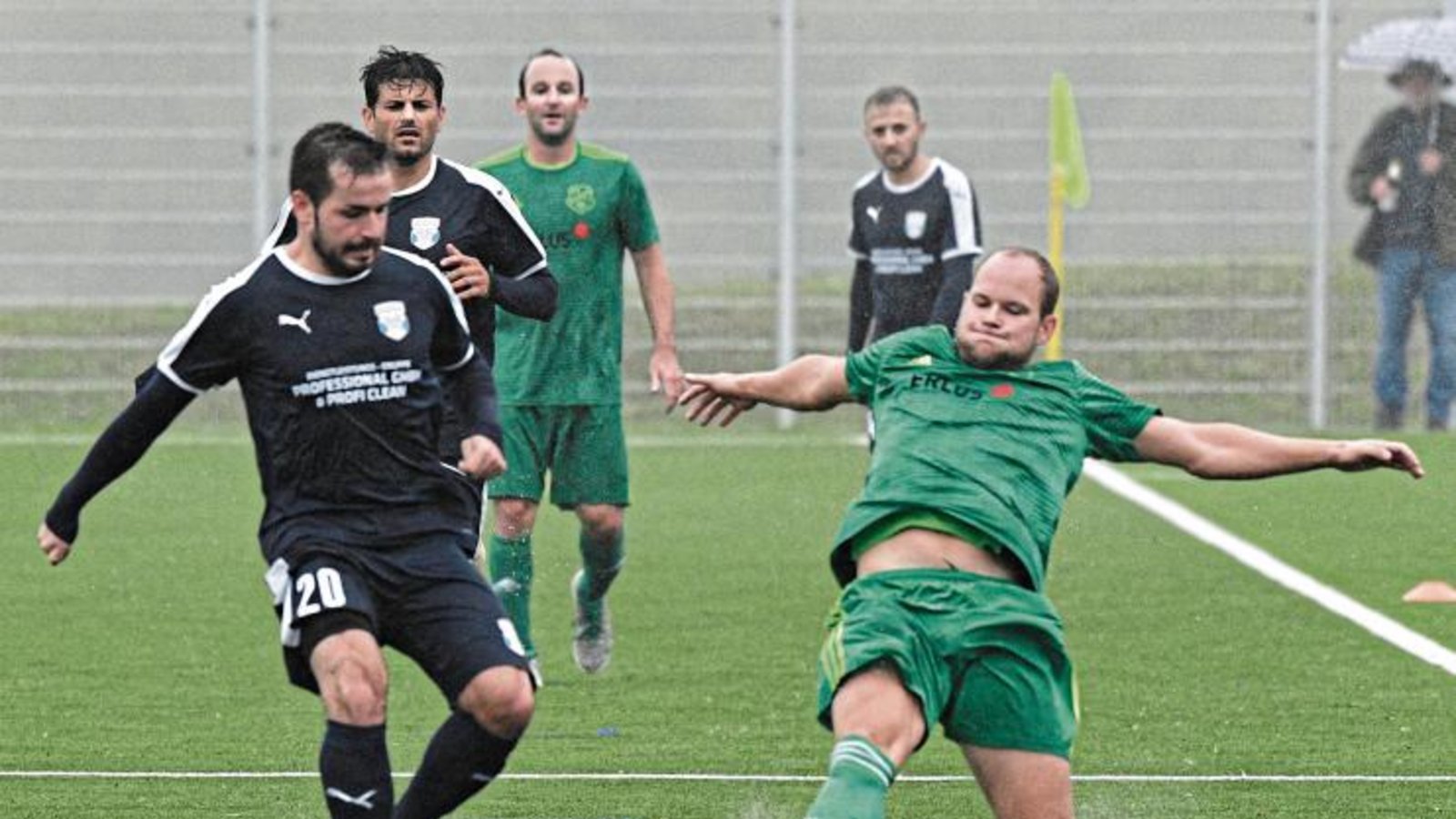 Iptingens Jonas Rapp (rechts) ist einen Schritt schneller am Ball als Besigheims Kevin Carter. Dennoch verlor der SVI mit 1:2 gegen die SpVgg. Foto: Leitner