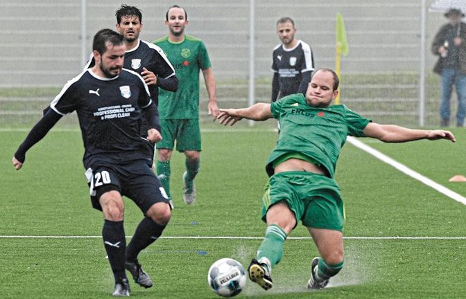 Iptingens Jonas Rapp (rechts) ist einen Schritt schneller am Ball als Besigheims Kevin Carter. Dennoch verlor der SVI mit 1:2 gegen die SpVgg. Foto: Leitner