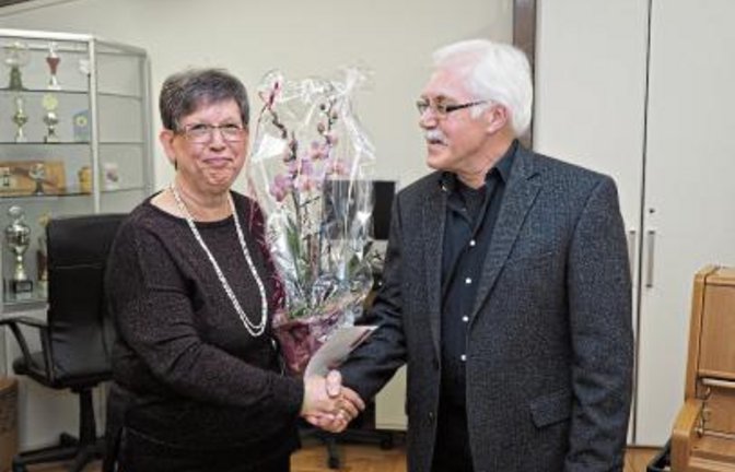 Fulvio Zuklic dankt Renate Gulich .  Foto: p